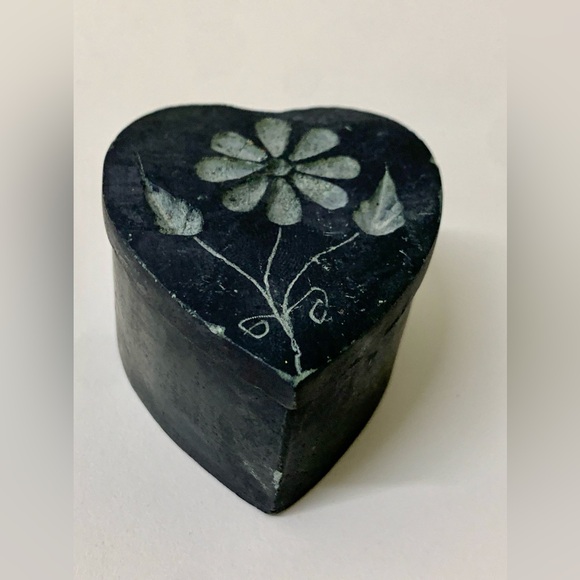 Vtg Hand Carved Soapstone Engraved Heart Shaped Lidded Relief Trinket Box - Picture 16 of 16